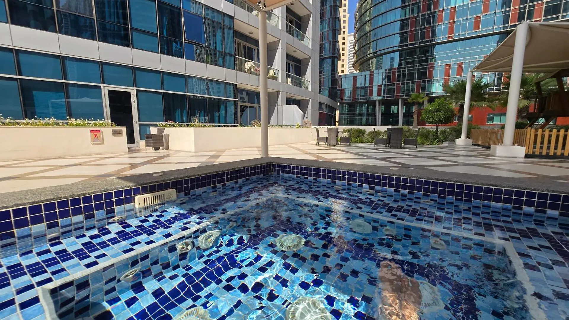 Amazing 1Br Apartment With Dubai Marina View And Pool View --- Next To Jbr Beach---Opp Jbr Tram Station